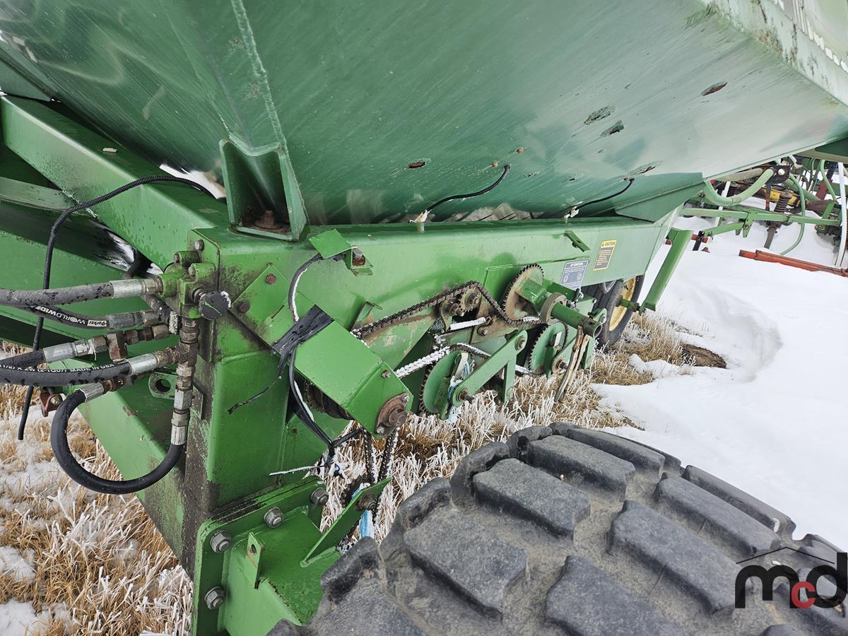 John Deere 655 Air Seeder w/ John Deere 777 Cart